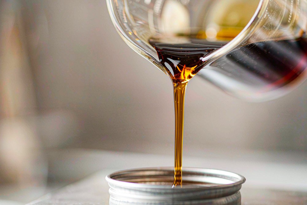 Thick stream of cardanol glycidyl ether YLD-9014A poured from a beaker